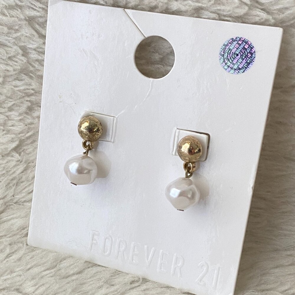 Gorgeous Forever 21 Faux Pearl and Gold Earrings